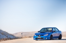 Синий Subaru Impreza в чудесную погоду